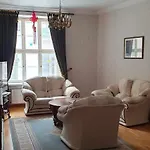 Apartment Cozy On The Town Hall Square